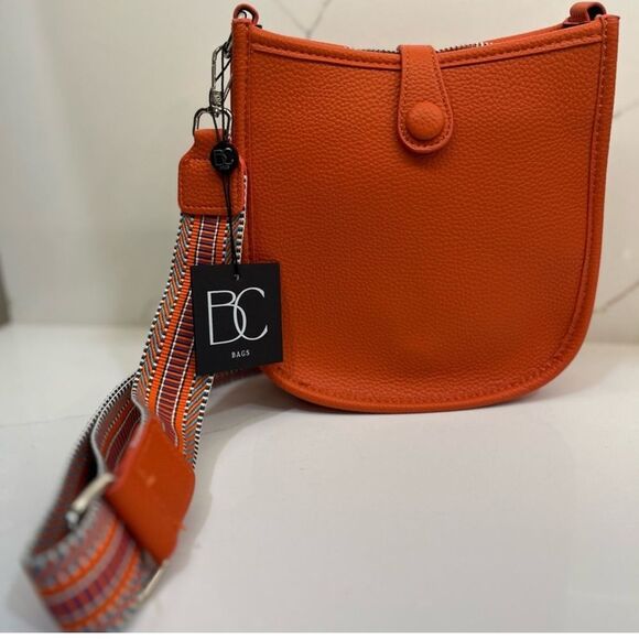 BCBG Crossbody Bag with Adjustable Strap and Structured Design NWT - Picture 1 of 4